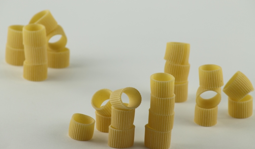 Ригатони на сером фоне