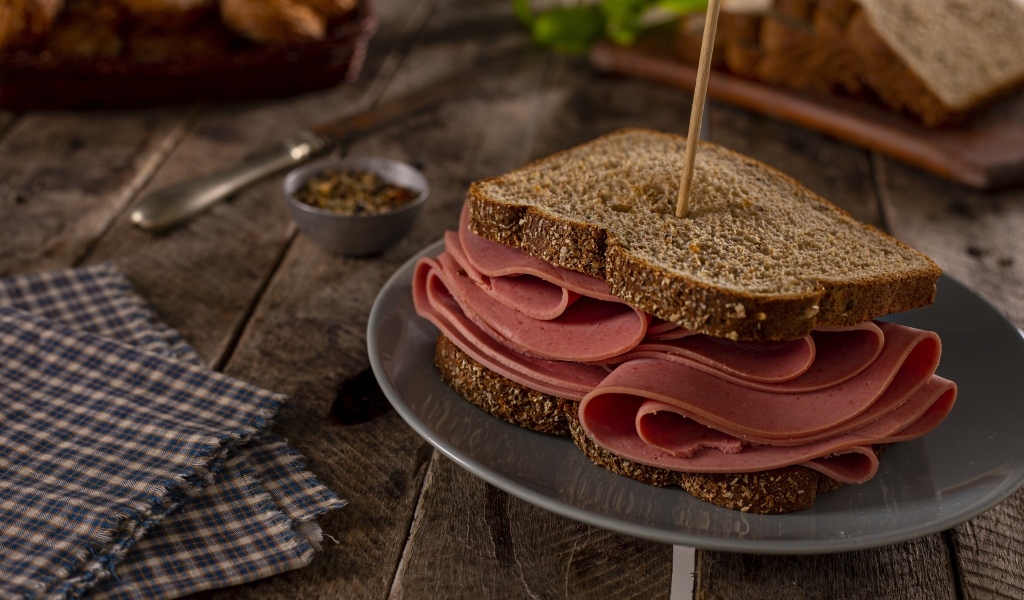 Бутерброд с черным хлебом и ветчиной