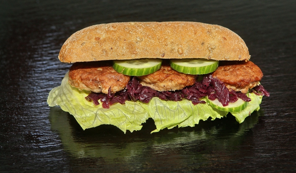 Бутерброд с котлетами и огурцами