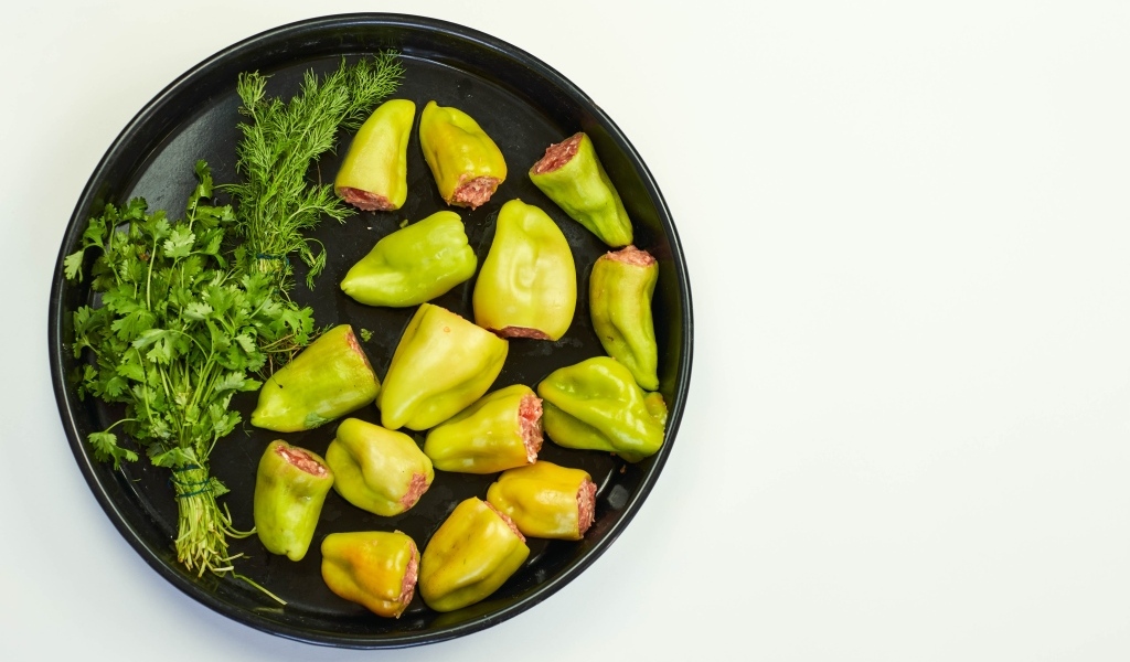 Фаршированный перец на сковороде с петрушкой