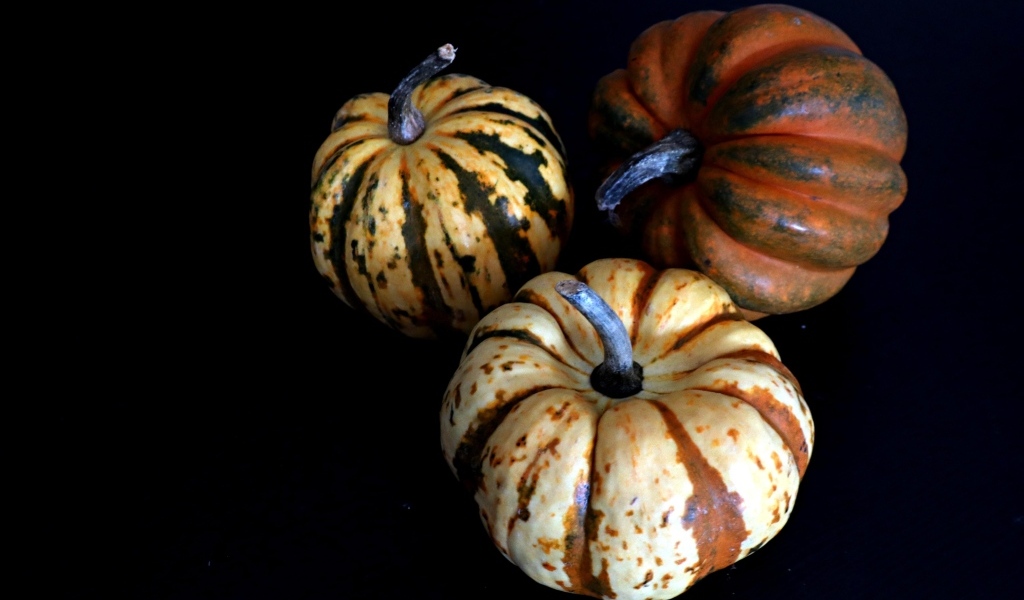 Три тыквы на черном фоне