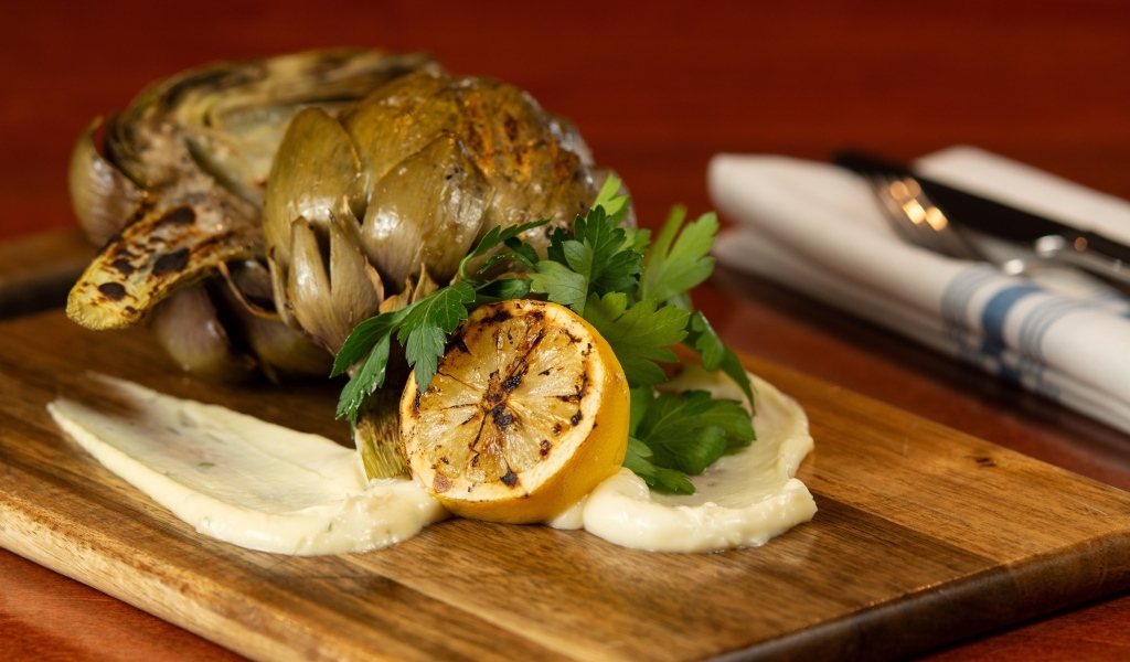 Артишок с лимоном на доске