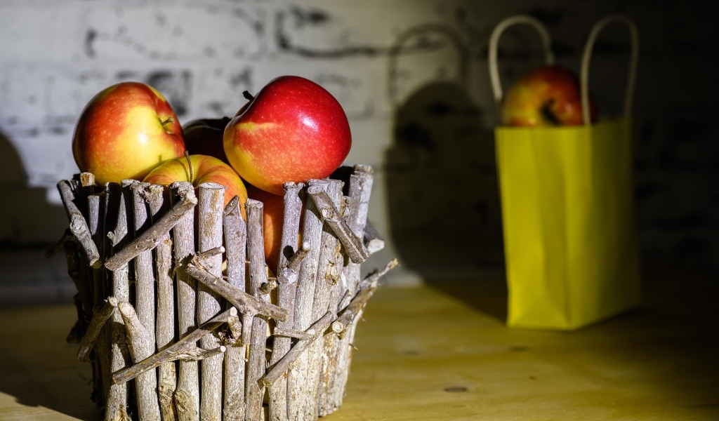 Корзина из веток с красными яблоками