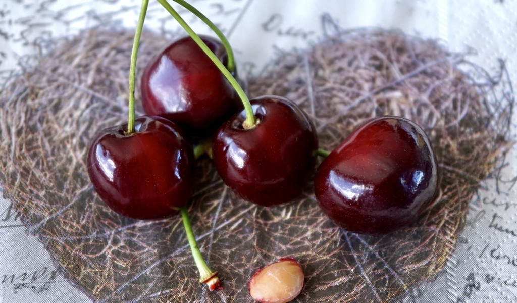 Красивые спелые красные черешни на столе