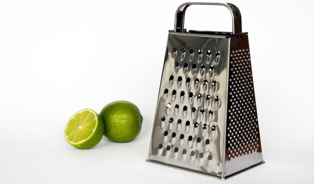 Терка с зеленым лаймом на сером фоне