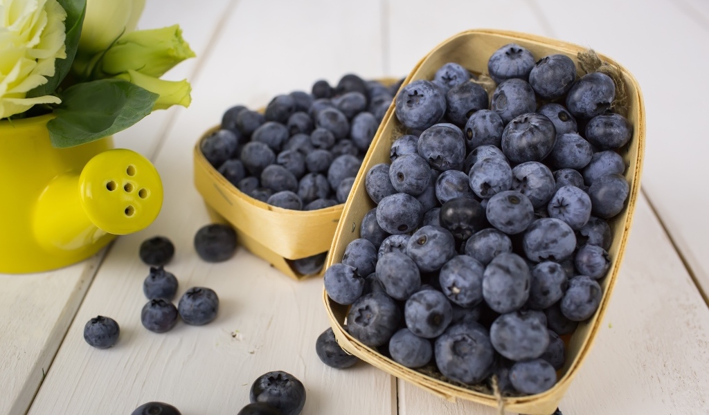 Ягоды крупной черники в корзинах на столе