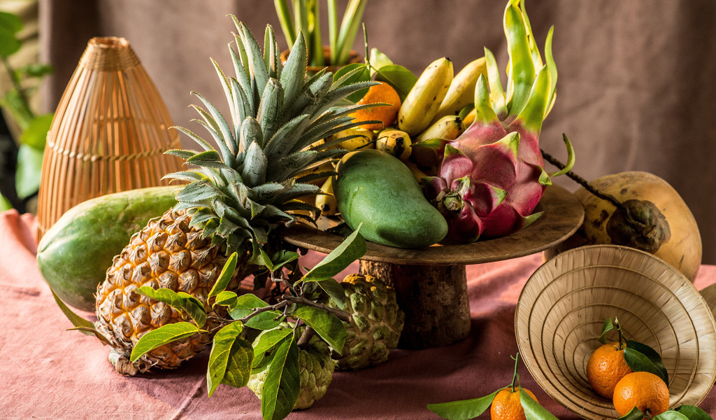 Много вкусных тропических фруктов на столе