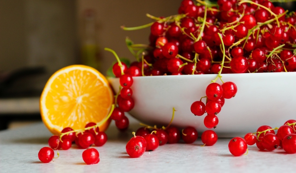 Спелая красная смородина на столе с лимоном 