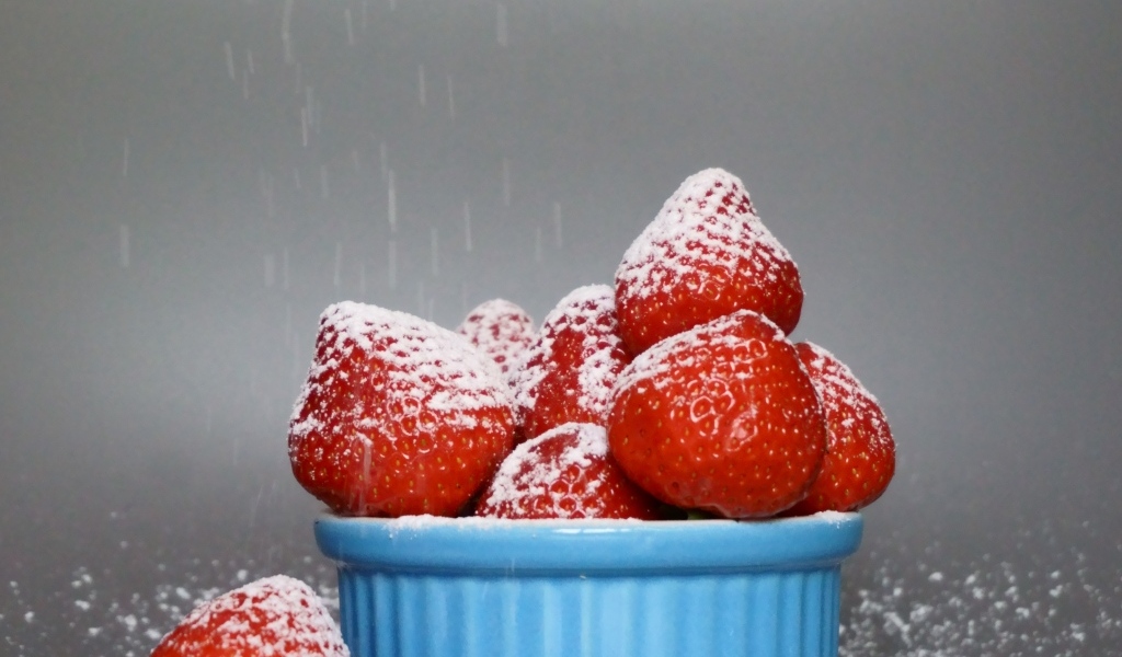 Спелая красная клубника в сахарной пудре