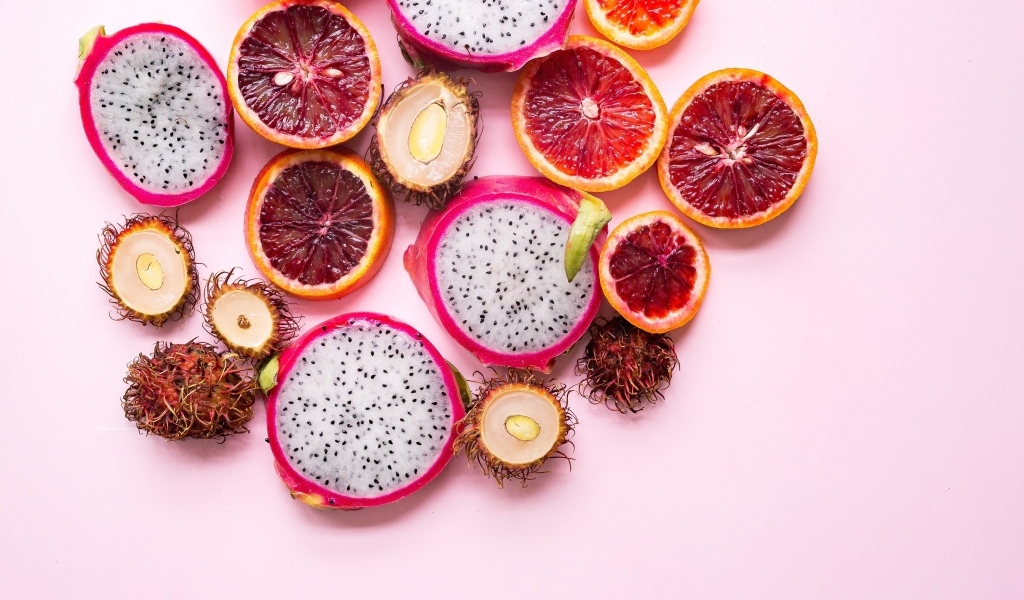 Тропические фрукты на розовом фоне