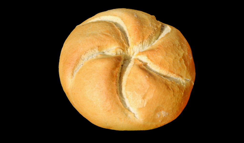 Круглый хлеб на черном фоне