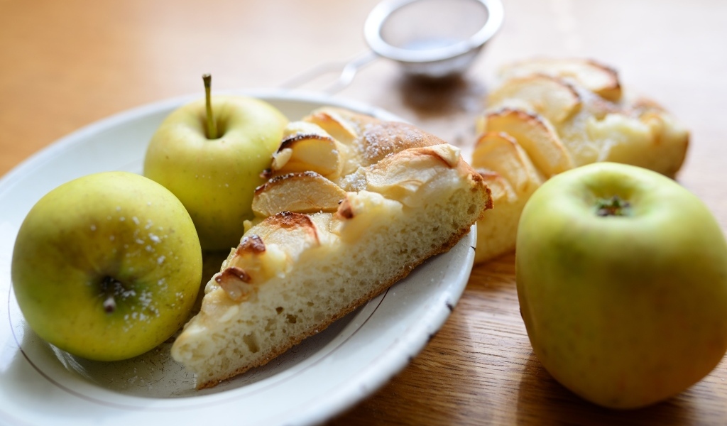 Кусок пирога с зелеными яблоками на тарелке