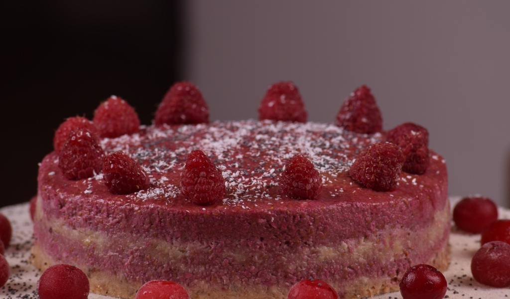 Ягодный торт с малиной на столе