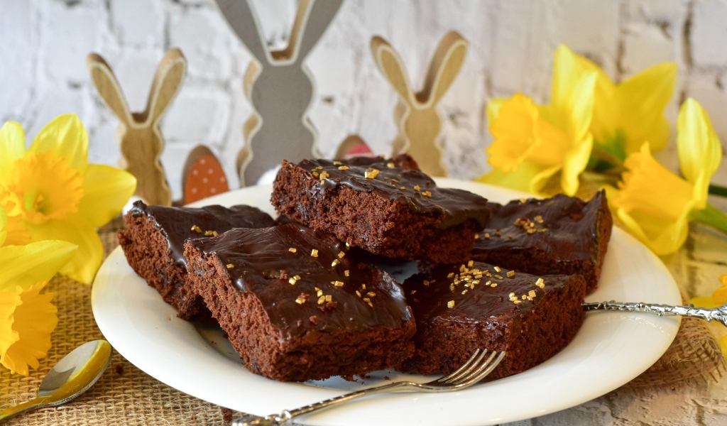 Десерт брауни на большой белой тарелке