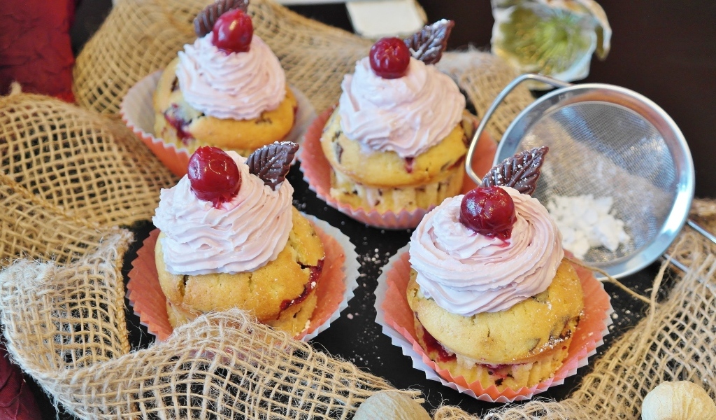 Кексы с розовым кремом и ягодами вишни 