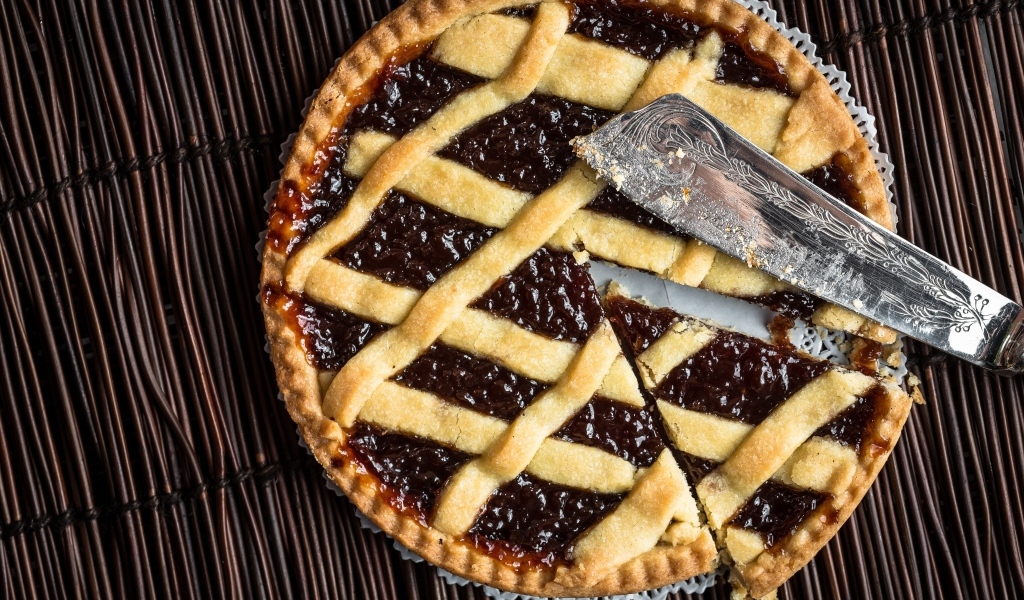 Вкусный сладкий пирог с вареньем на столе