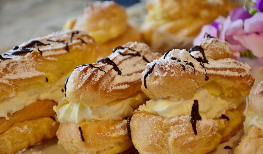 Эклеры со взбитым кремом