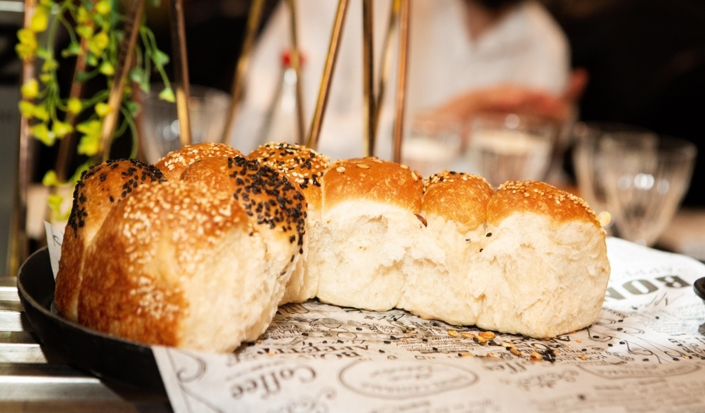 Ароматные булочки в кунжутом на столе в кафе