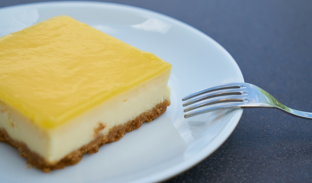 Лимонный чизкейк на тарелке