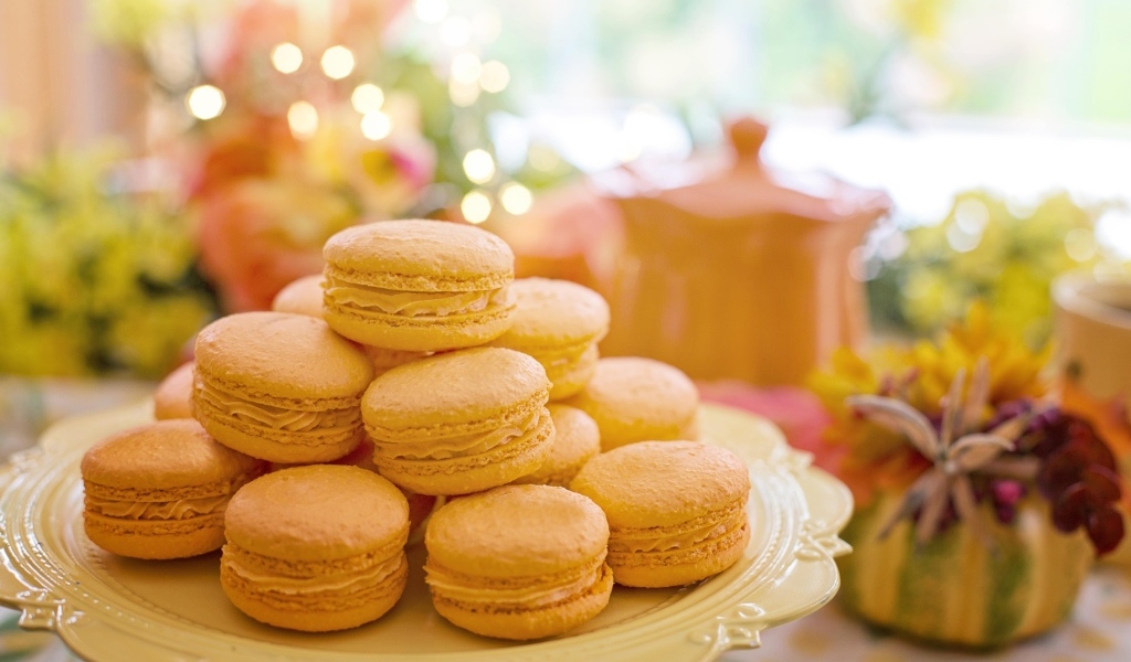 Печенье макарун на большой красивой тарелке