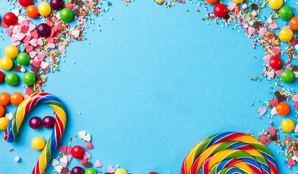 Разноцветные конфеты на голубом фоне крупным планом