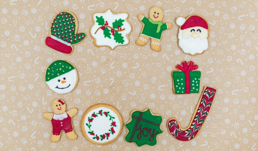 Новогоднее печенье на коричневом фоне