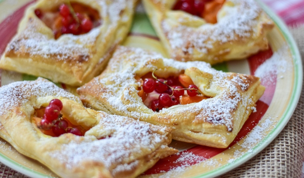 Слойки с ягодами красной смородины и сахарной пудрой