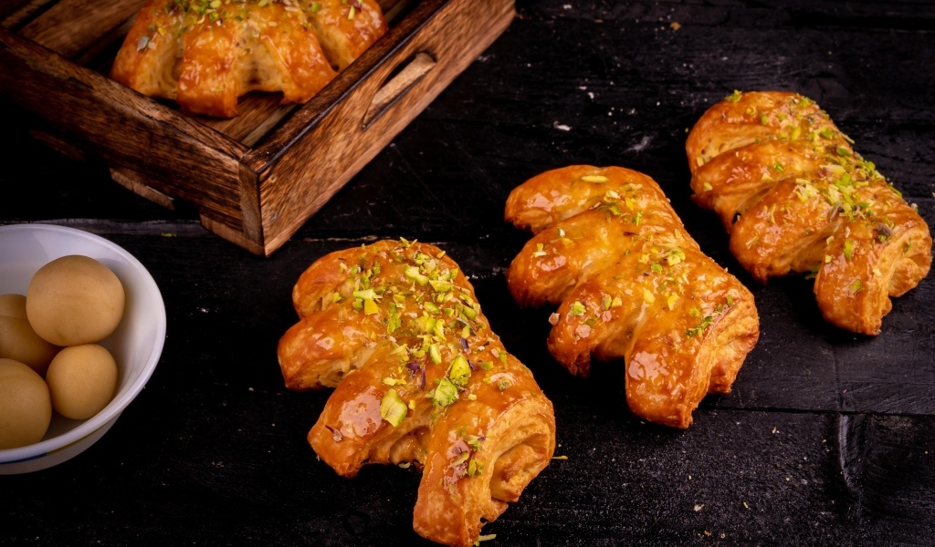 Сладкие ароматные булочки с фисташками