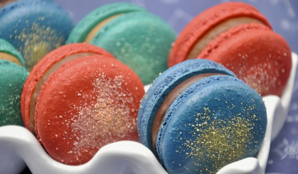 Сладкий разноцветный десерт макарун на столе