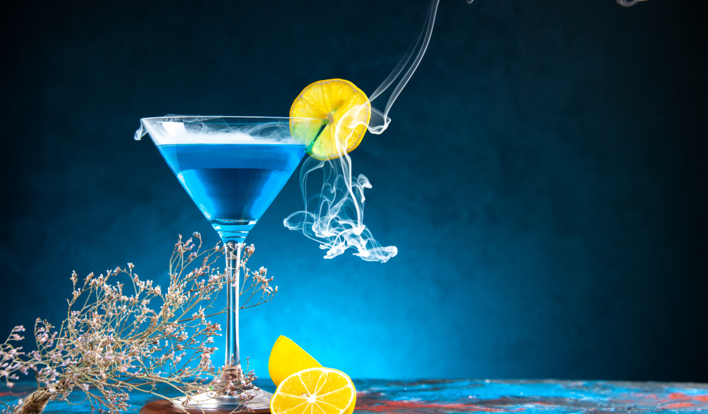 Синий коктейль с лимоном и дымом