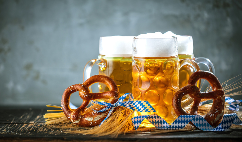 Три бокала пива с кренделями 