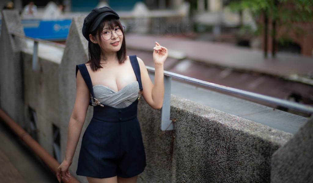 Девушка азиатка в берете и очках 