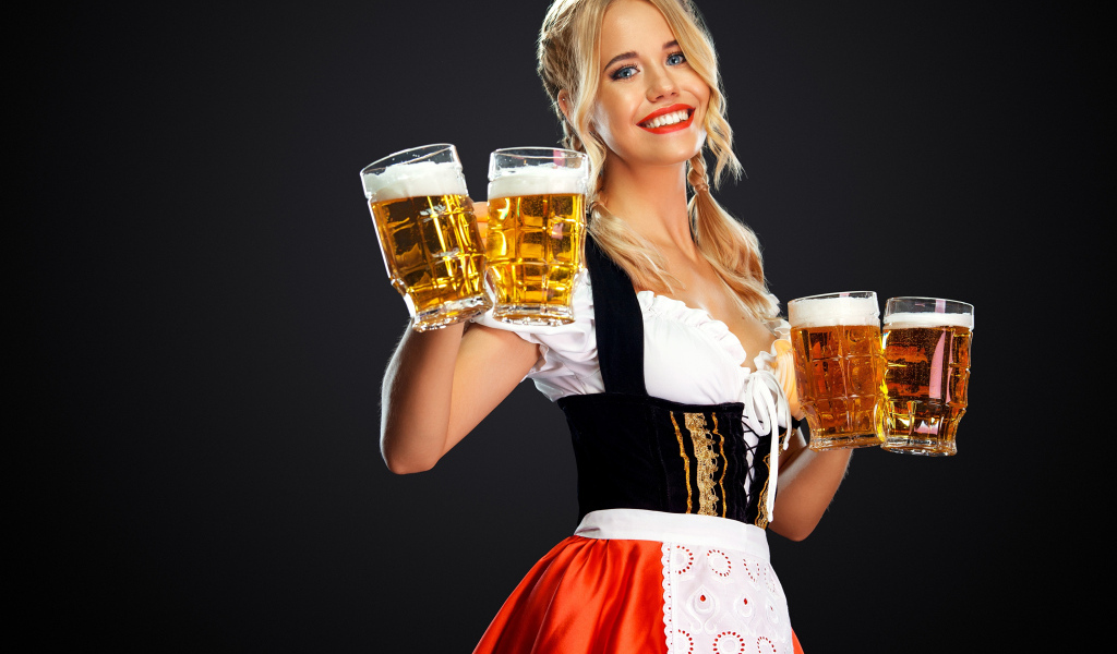 Красивая блондинка немка с бокалами пива на фестивале
