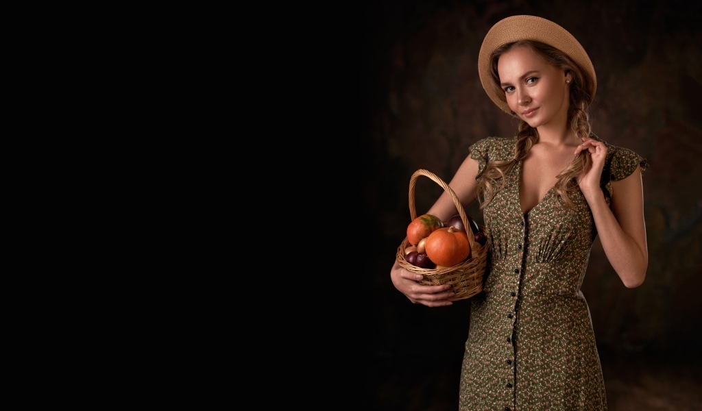 Красивая девушка фермер с корзиной в руках