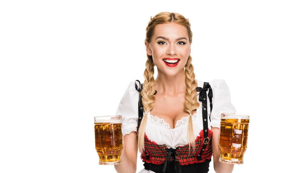 Красивая немка с пивом на белом фоне