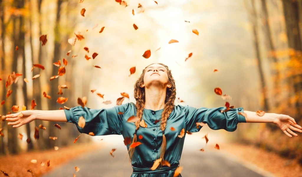 Красивая девушка любит осенние листья