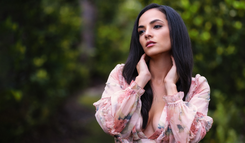 Жгучая брюнетка с карими глазами с руками у шеи