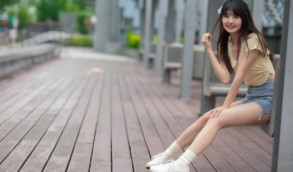 Веселая улыбающаяся девушка азиатка