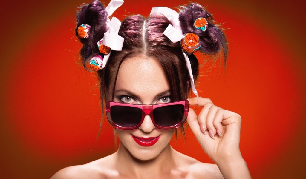 Чупа чупс в волосах у девушки в очках