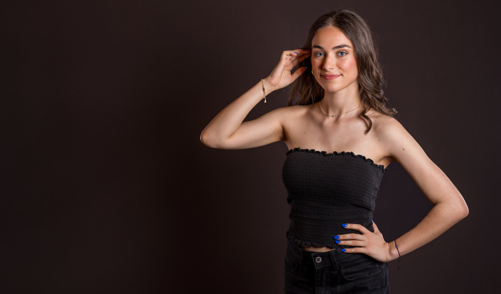 Милая шатенка в черном наряде