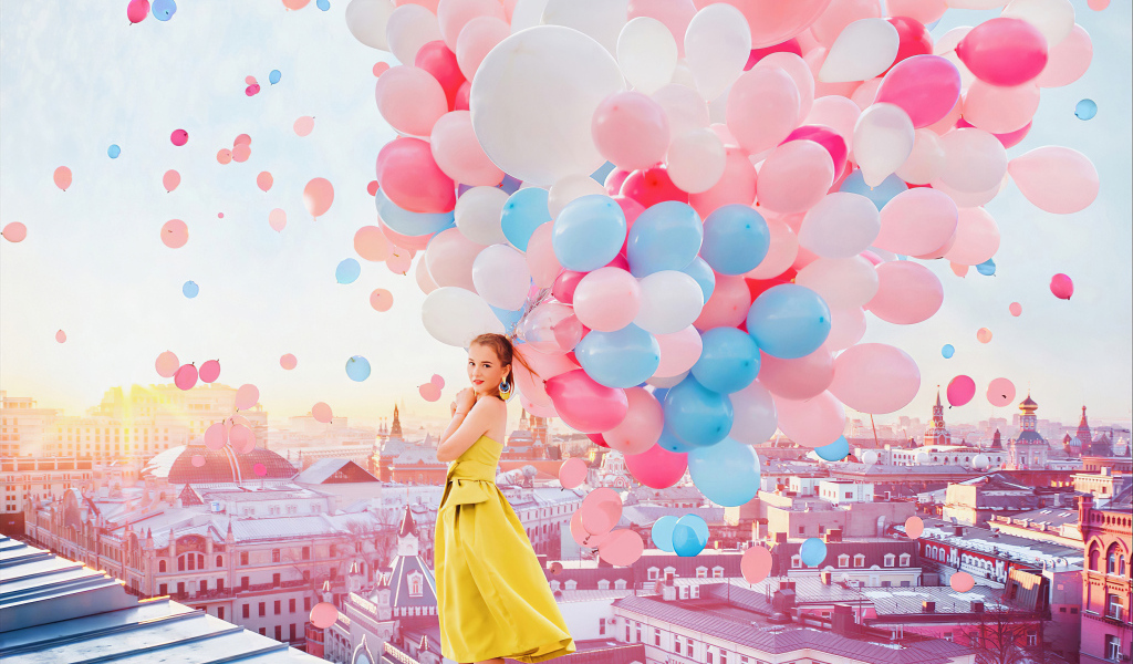 Девушка в желтом платье на крыше с шариками
