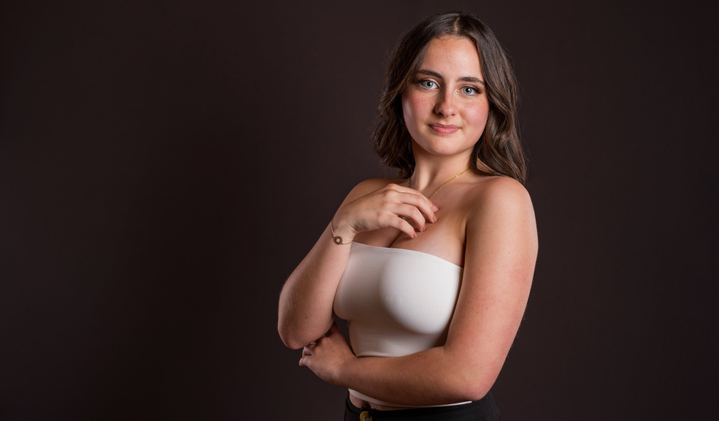 Девушка с голубыми глазами на черном фоне