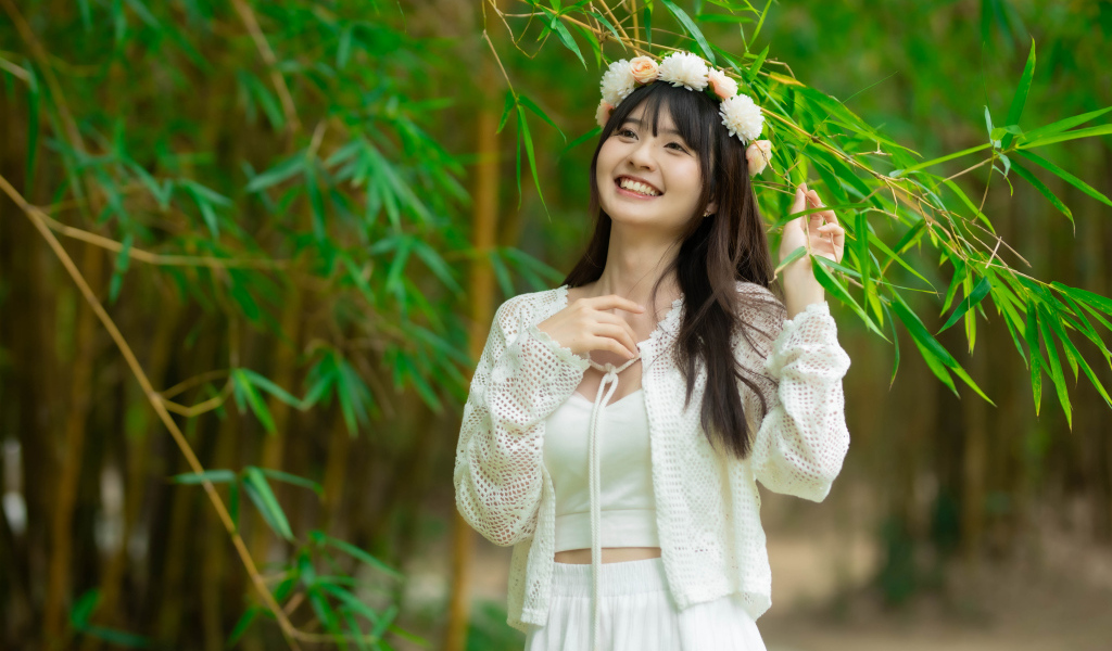 Улыбающаяся азиатка с венком на голове