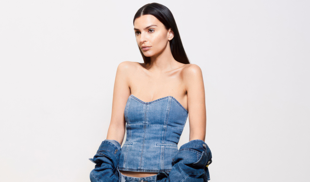 Модель Эмили Ратаковски в джинсовом костюме на белом фоне