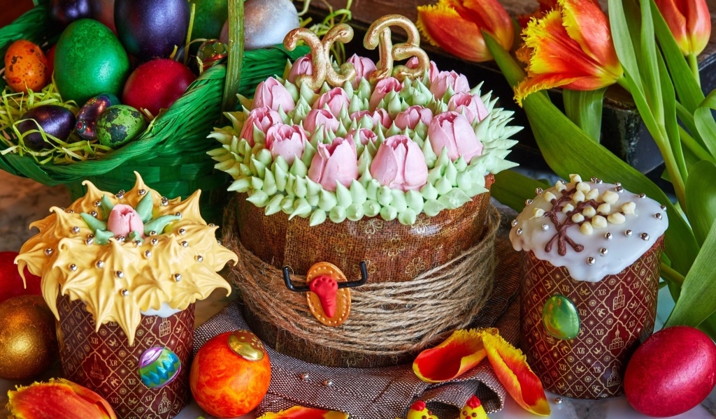Красивые пасхальные куличи с яйцами и цветами тюльпанов
