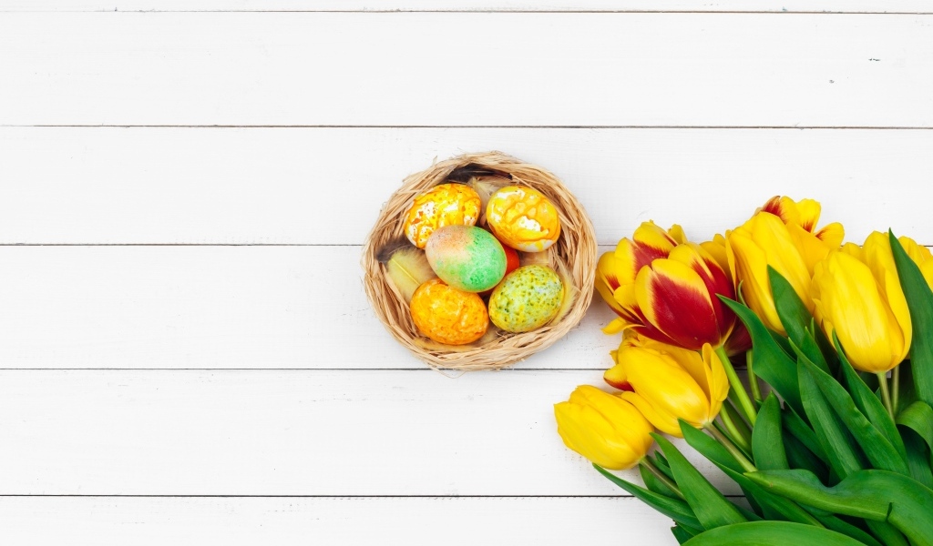 Букет тюльпанов с крашеными яйцами на Пасху