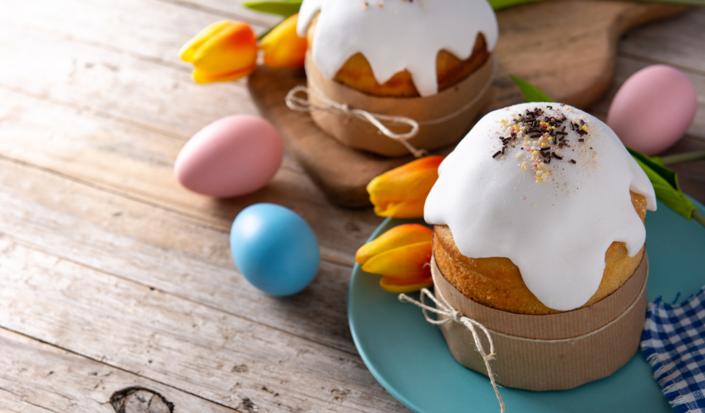 Традиционные пасхальные угощения на столе