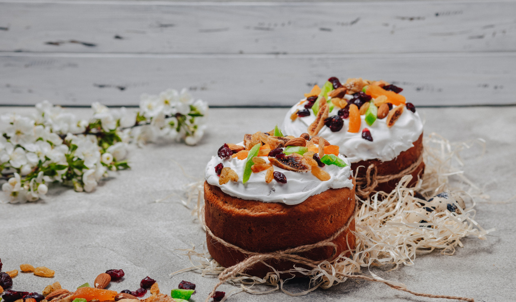 Два пасхальных кулича украшены цукатами