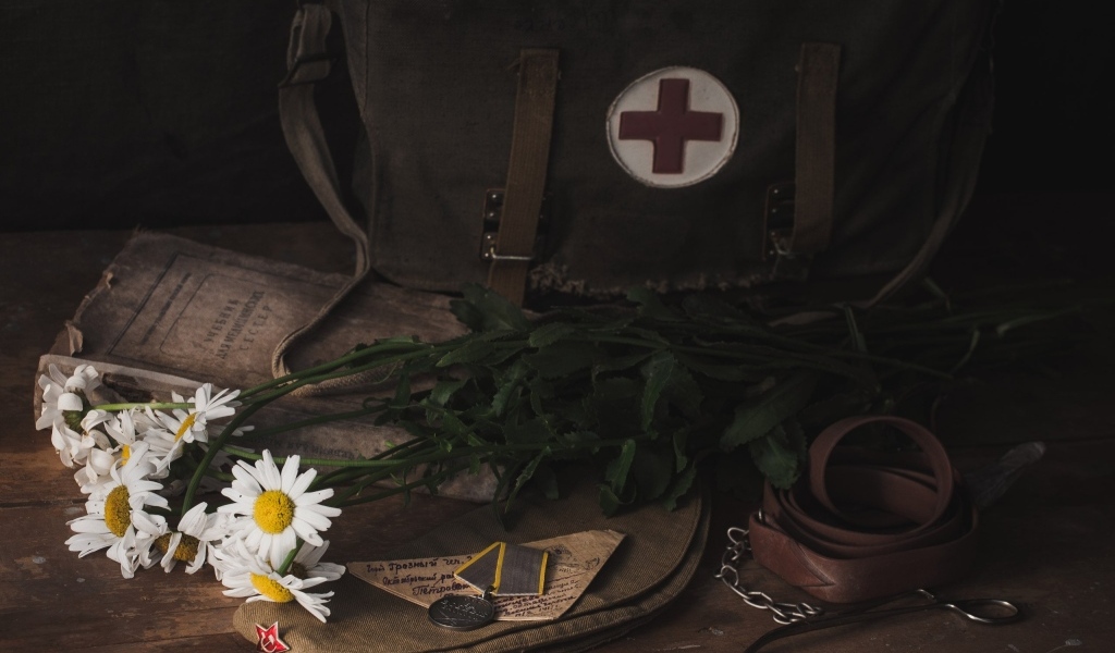 Букет ромашек, сумка медсестры и письмо с медалью на День победы
