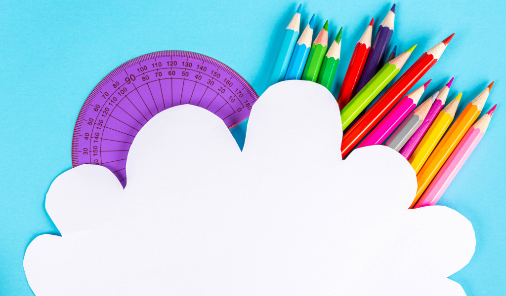 Цветные карандаши на голубом фоне с листом бумаги, шаблон для открытки